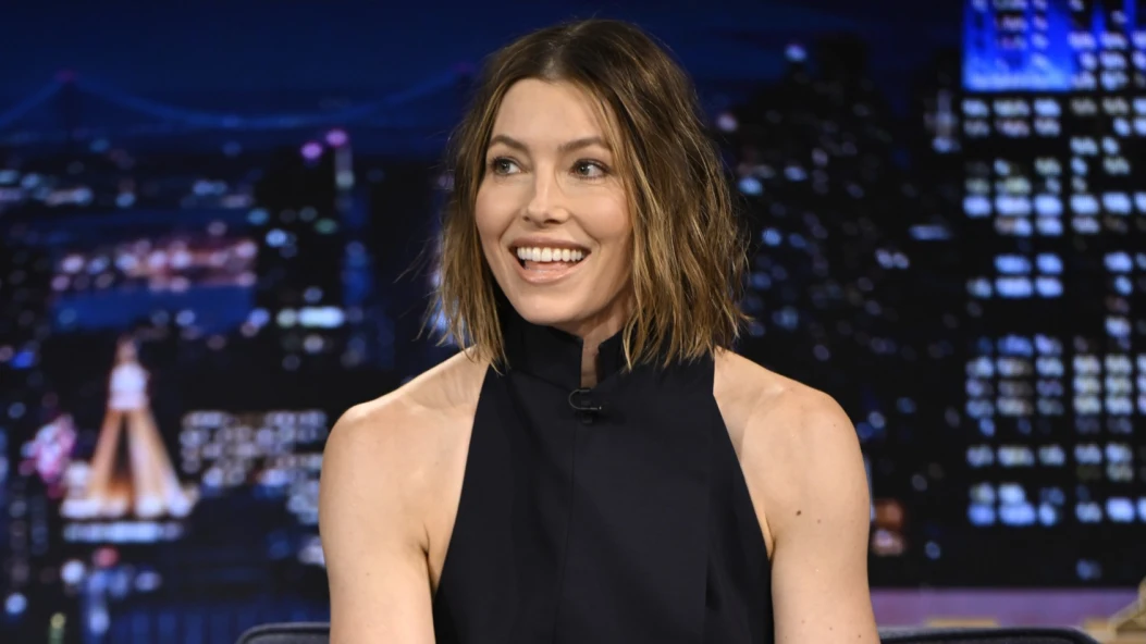 Які вправи робить акторка Джессіка Біл, щоб мати такі плечі й спину