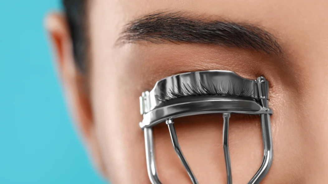  Підкручені вії без ламкості: як правильно користуватися щипцями