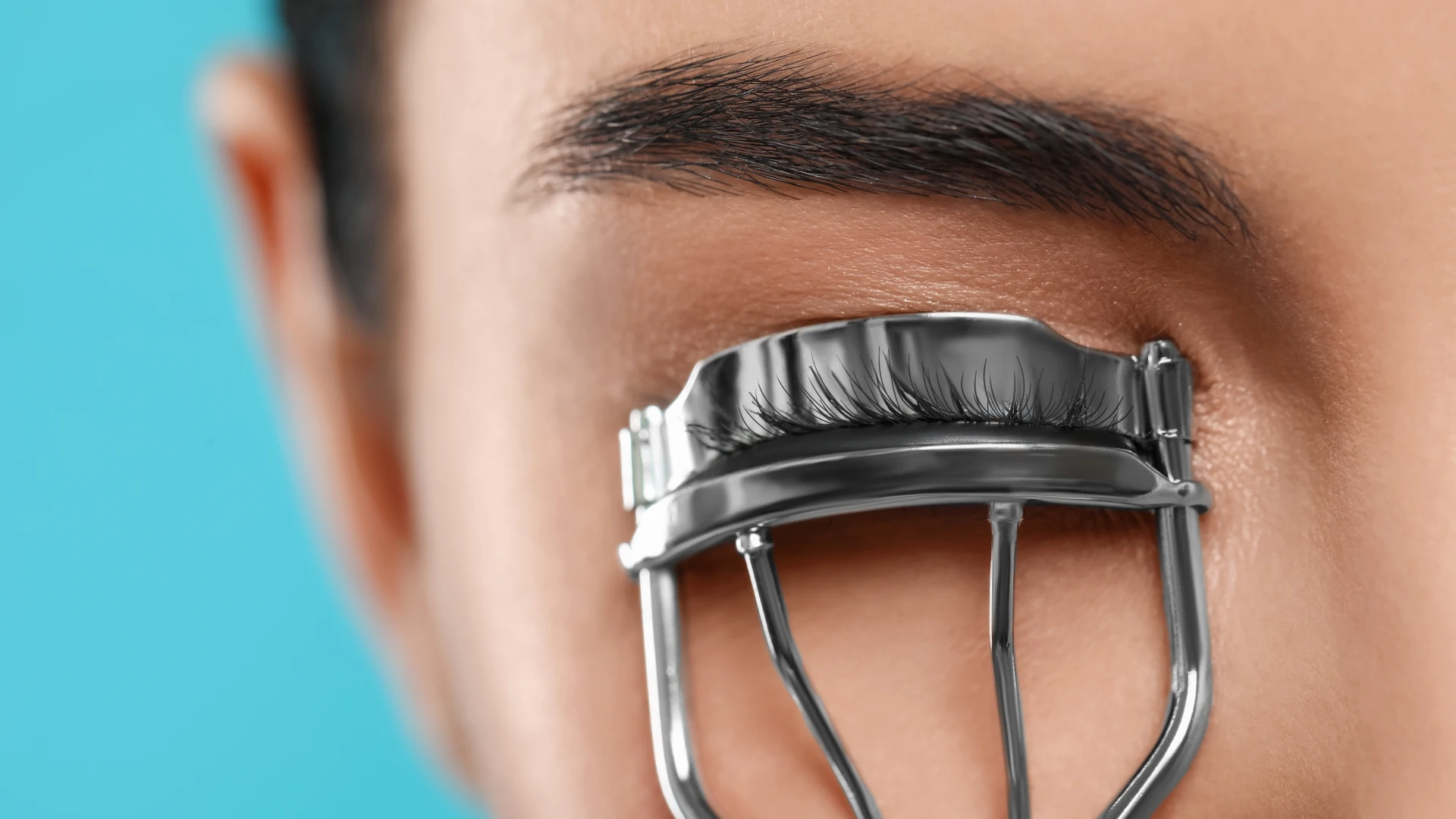  Підкручені вії без ламкості: як правильно користуватися щипцями