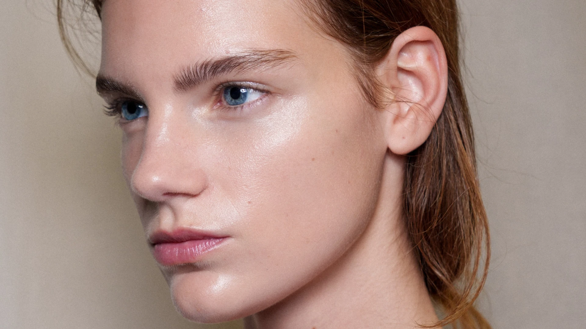 Хайлайтер взимку: куди його потрібно наносити, щоб обличчя мало свіжий вигляд 