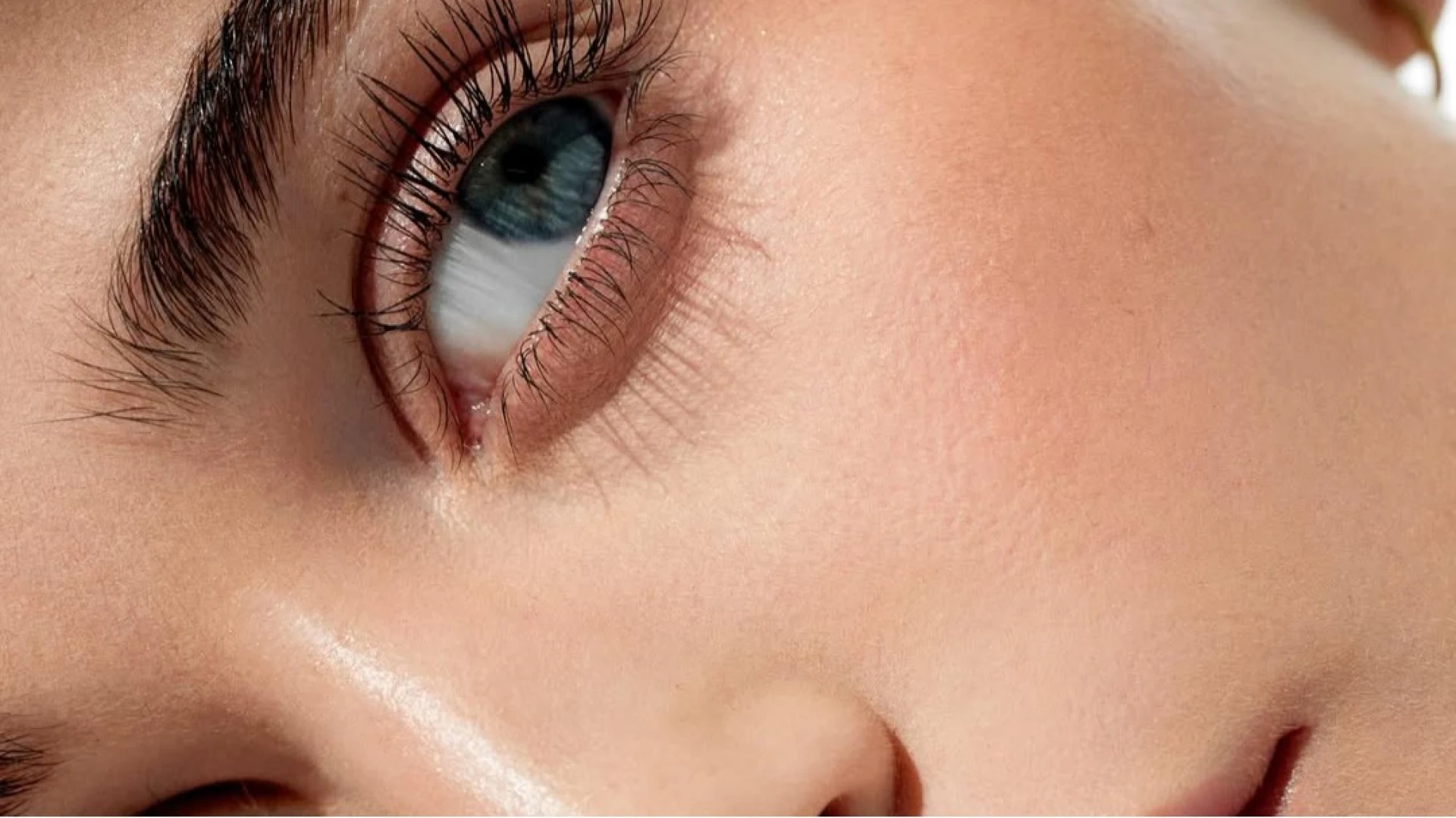 Чутливі очі: яку туш обрати без компромісів