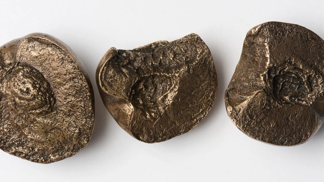 Джонатан Андерсон та Лука Гуаданьїно випустили бронзові прес‑пап’є у вигляді персиків