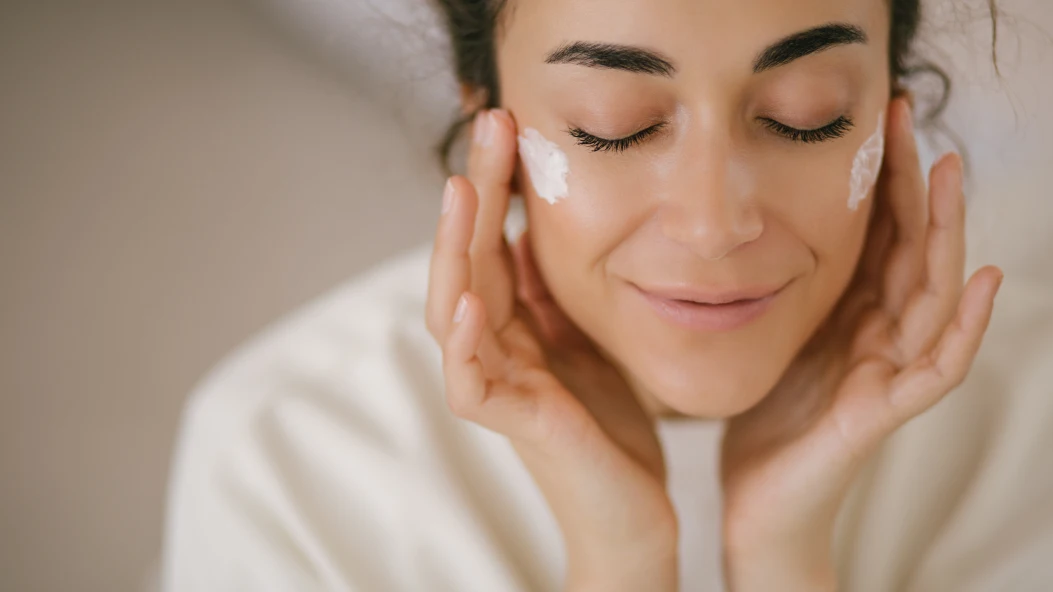 Креми з керамідами: навіщо вони потрібні шкірі взимку та після 40 років