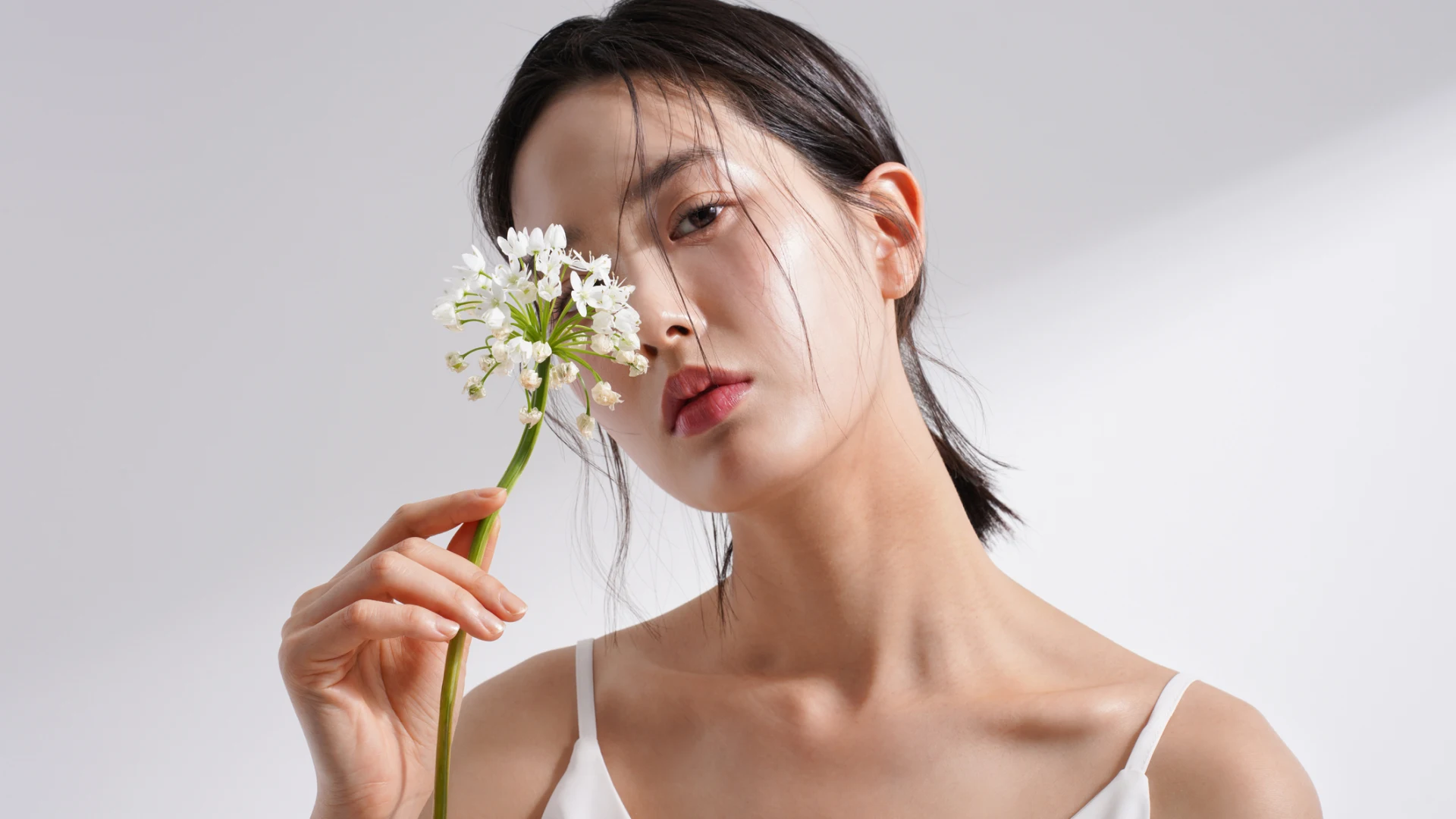 Цікавий метод маскування темних кіл під очима, помічений в азійських б’юті-інфлюенсерів