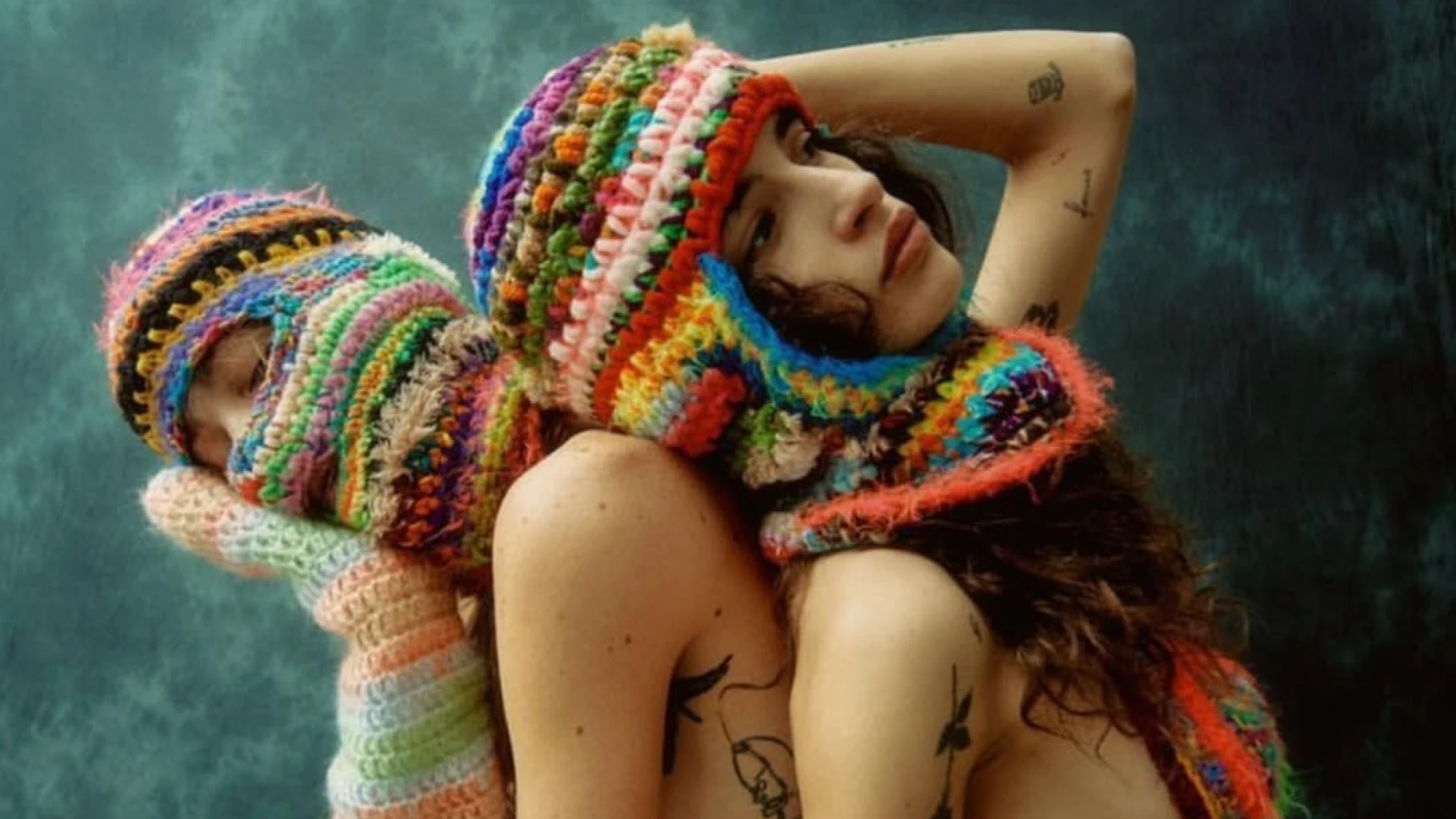 Як примирити волосся із шапкою