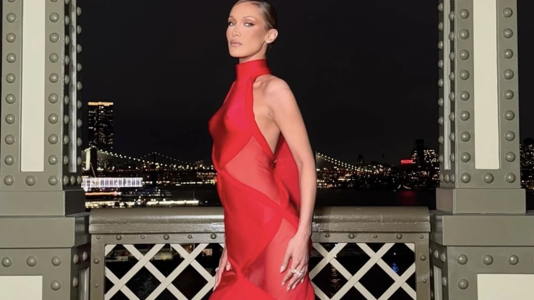 Белла Хадід зʼявилася у кутюрній сукні Schiaparelli на премʼєрі серіалу «Краса»