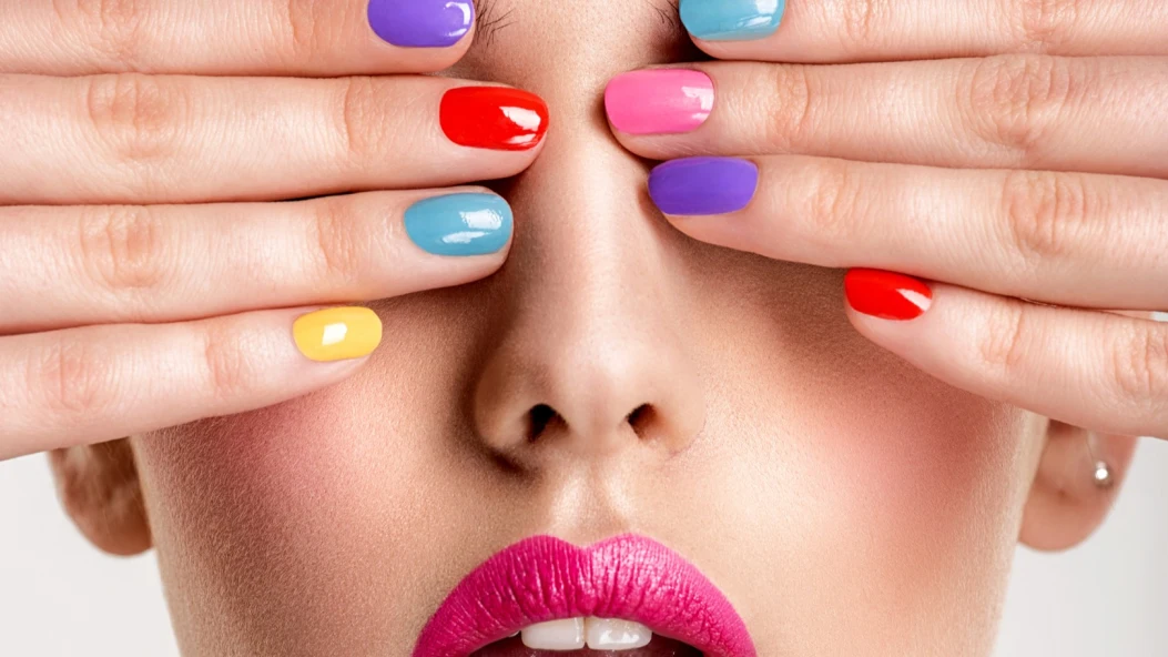 Манікюр майбутнього: на виставці технологій у Лас-Вегасі представили нігті, що миттєво змінюють колір