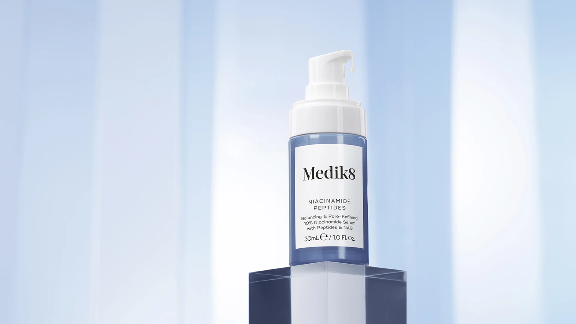 «Скляне» сяйво та помітно звужені пори вже за тиждень: Medik8 представив нову сироватку