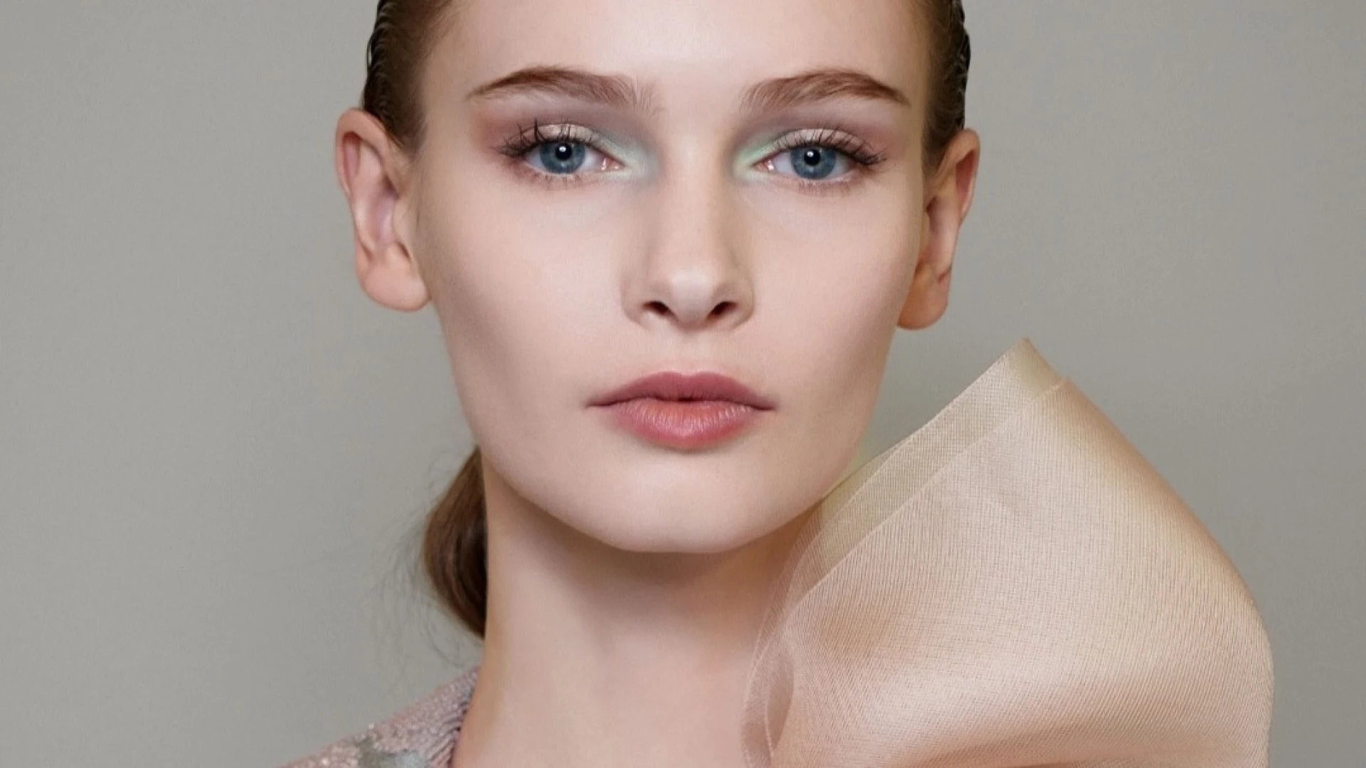 Відтінки нефриту й пудрової троянди: ніжний кутюрний макіяж Giorgio Armani Privé, який легко адаптувати для реального життя