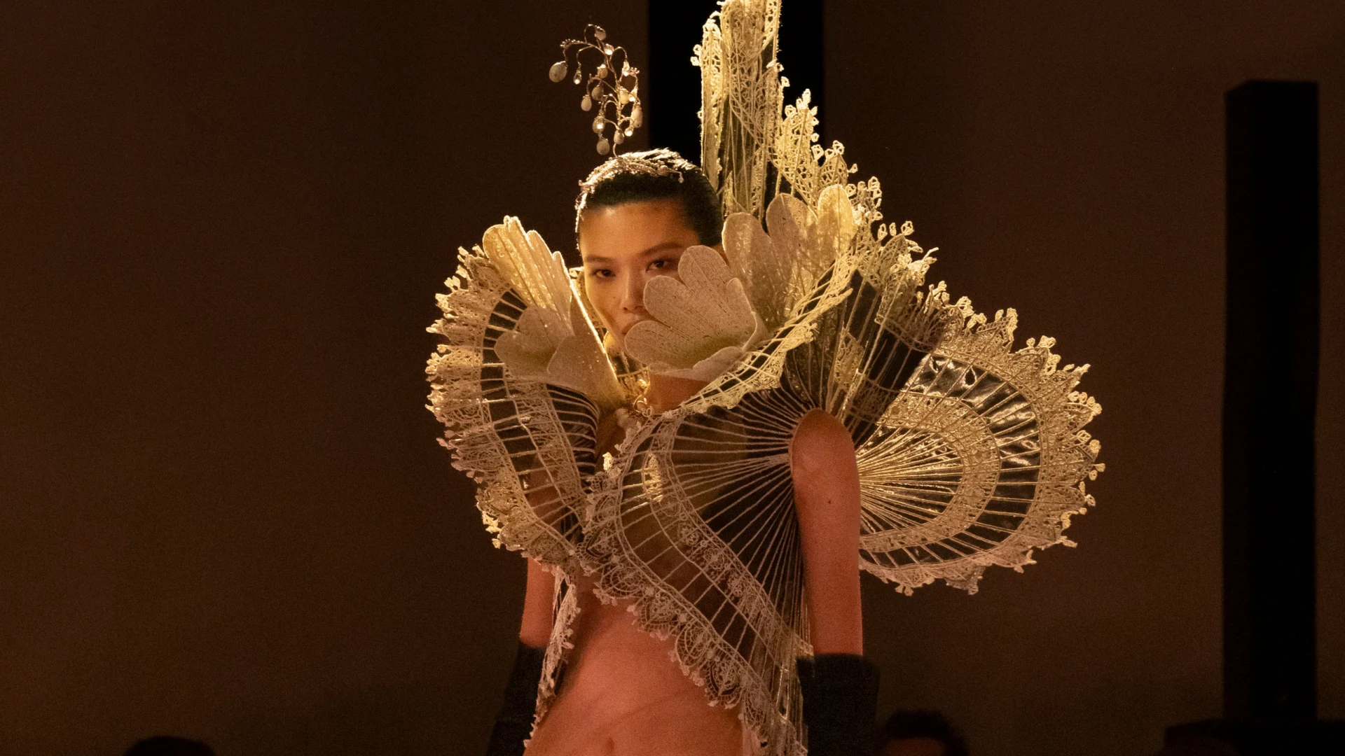 Schiaparelli Haute Couture весна-літо — 2026: що відчуває Деніел Роузберрі, створюючи одяг 