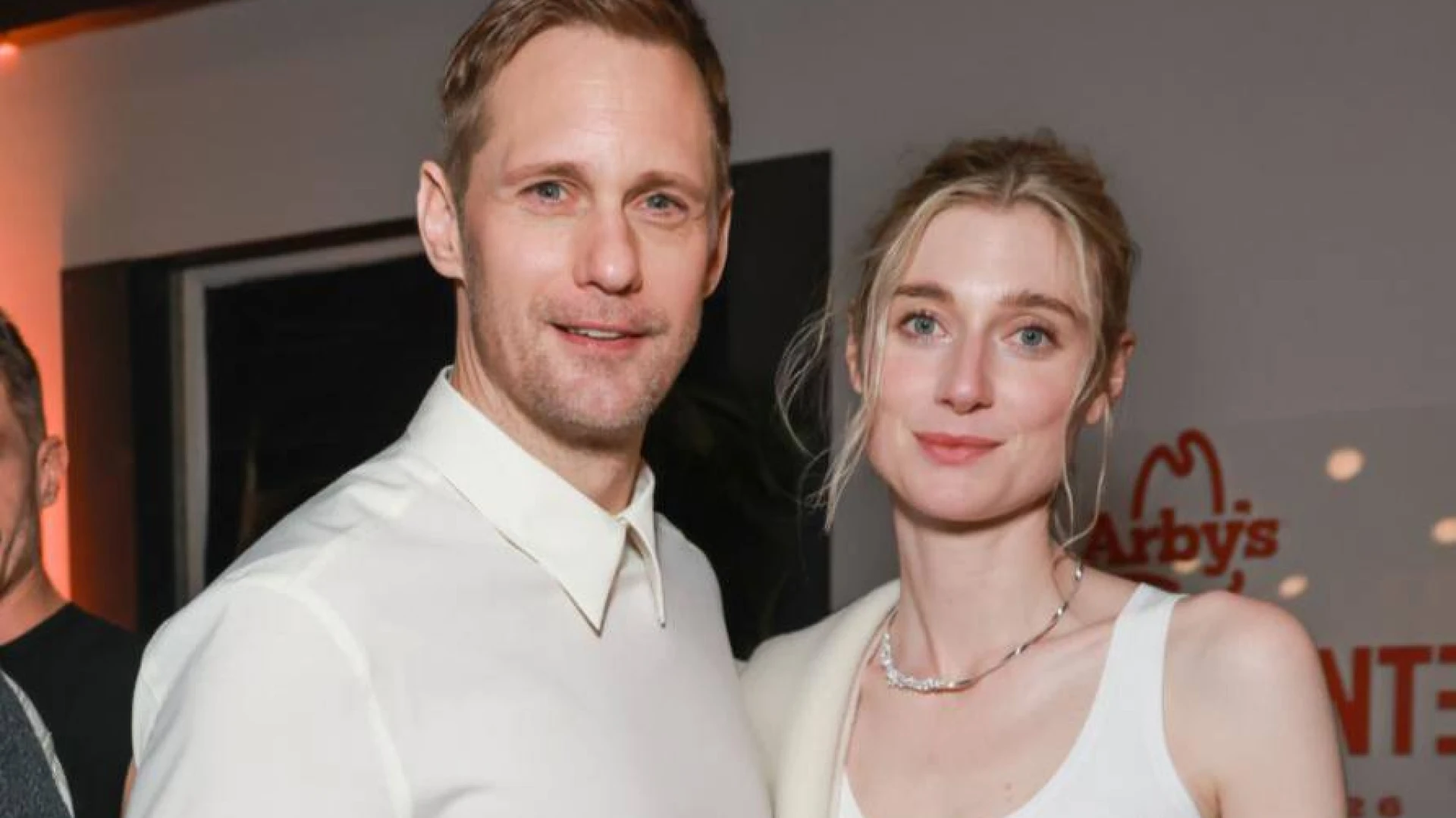 Александер Скашгорд, Елізабет Дебікі та Олівія Колман змінюють уявлення про стосунки у новому фільмі 