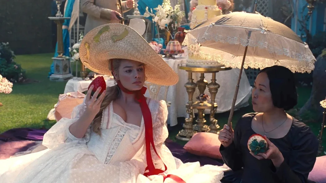 Десятки кастомних суконь і вінтажні прикраси Chanel: як створювалися образи для фільму «Буремний перевал»