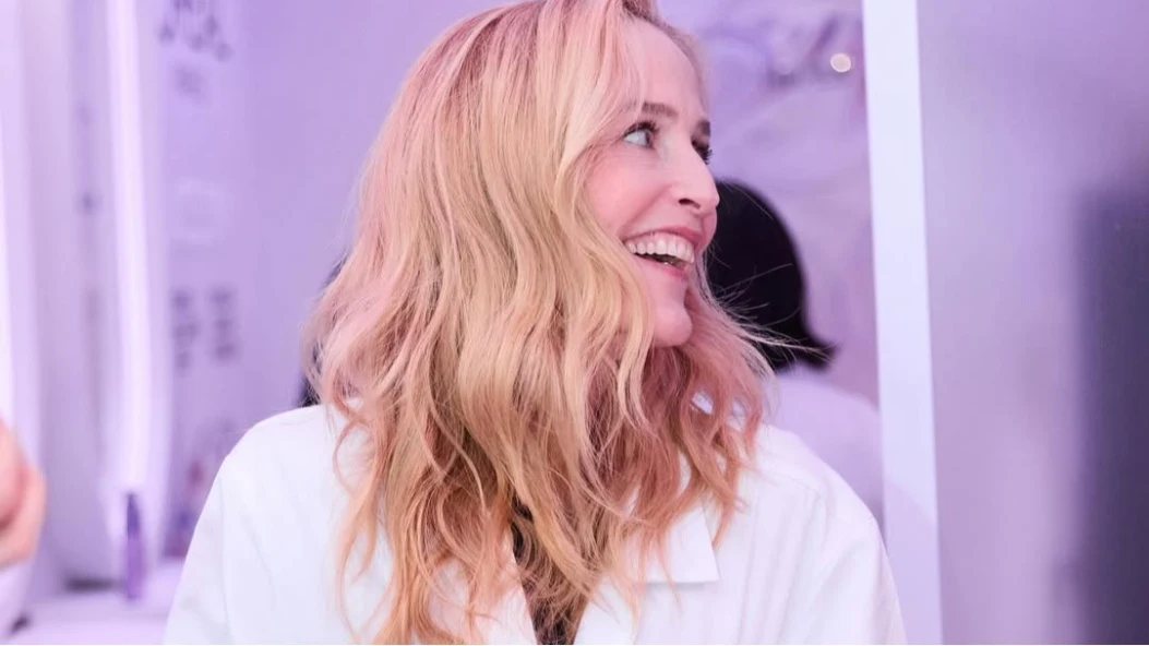 Джилліан Андерсон відвідала лабораторії L’Oréal Paris і пожартувала про своє «наукове минуле»