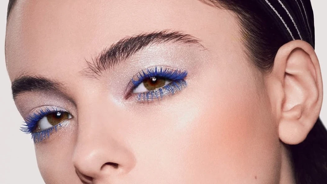 Синя, зелена чи рожева: як носити кольорову туш навесні 2026