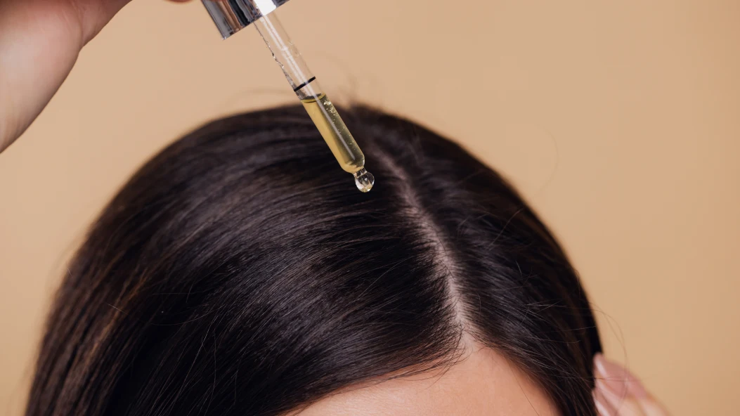 Пілінг шкіри голови: чому він потрібен після зими — пояснює трихолог Денис Прокопович