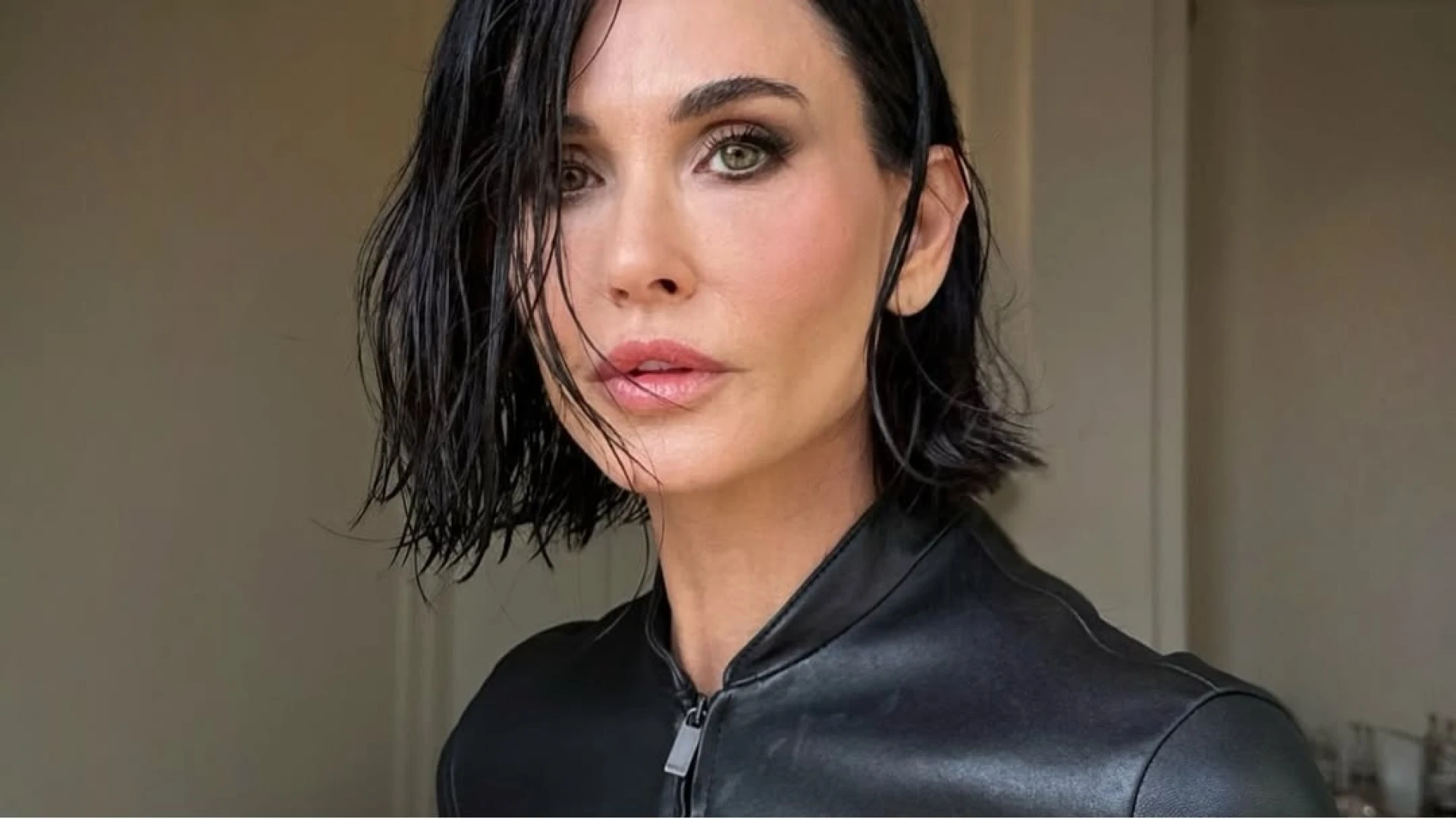 Демі Мур уперше за 28 років кардинально змінила зачіску на вологий боб на показі Gucci AW2026