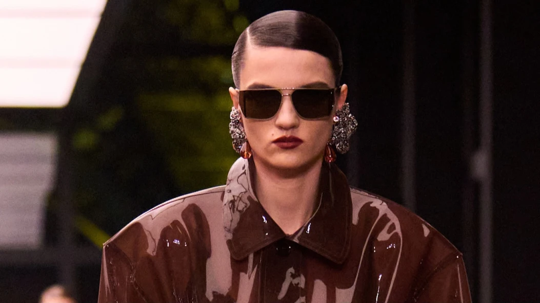 Боковий проділ з 90-х повернувся: головна зачіска показу Saint Laurent FW26