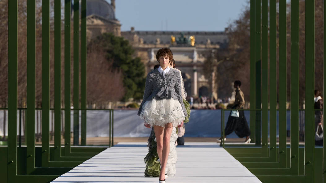 Christian Dior осінь-зима — 2026/27: як Джонатан Андерсон переосмислює образ водяних ліній у своїй новій колекції 