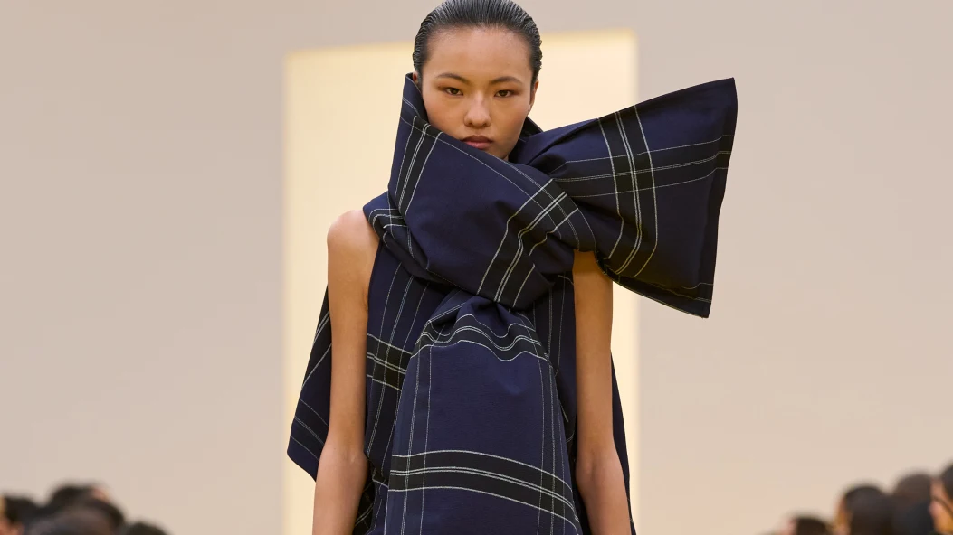 Loewe осінь-зима — 2026/27: як Джек Макколлоу та Лазаро Ернандес переосмислюють стратегію Дому 