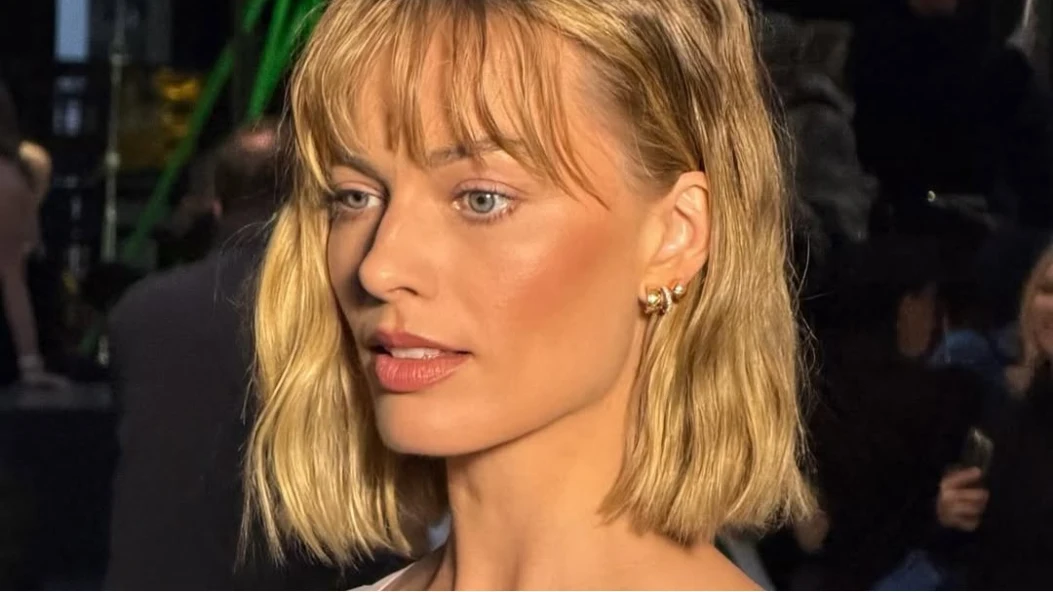 Марго Роббі відрізала довге волосся і зробила трендовий боб — новий образ на показі Chanel