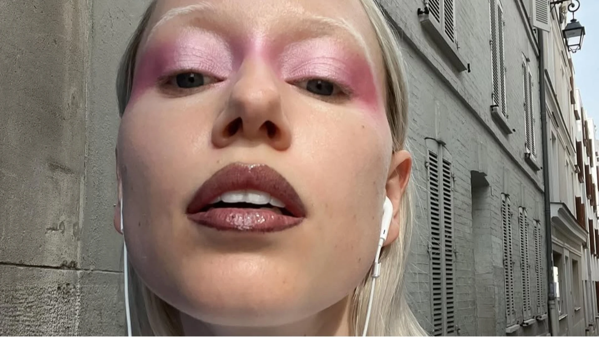 Чому кремові тіні збираються у складці: 5 помилок у макіяжі, які роблять навіть досвідчені