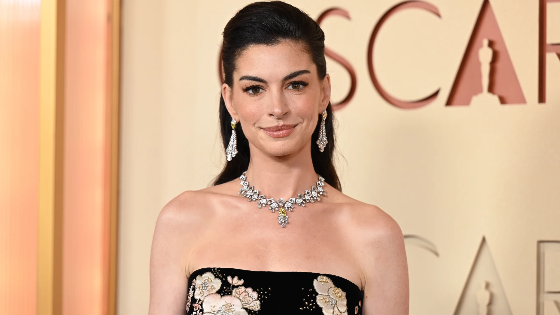 Найкращі образи «Оскар-2026»: від Емми Стоун у Louis Vuitton до Джессі Баклі у Chanel 