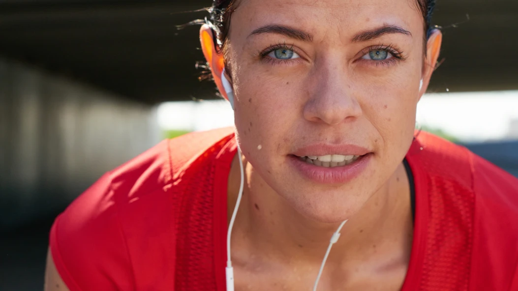 Спорт і акне: чому після залу з’являються висипання і як це контролювати