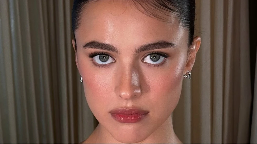 Засмаглий рум’янець — головний мікротренд весни-2026, який замінює контуринг