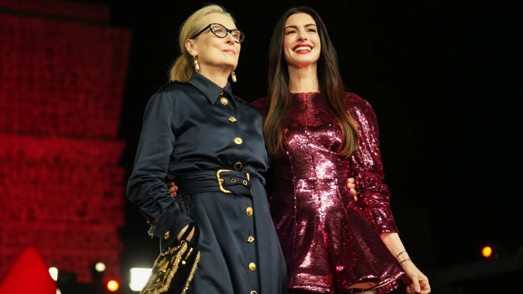 «Диявол носить Prada 2»: які образи обирають Енн Гетевей та Меріл Стріп для промотуру фільму 