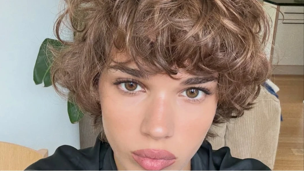 3 короткі стрижки для кучерявого волосся, які будуть актуальні влітку 2026