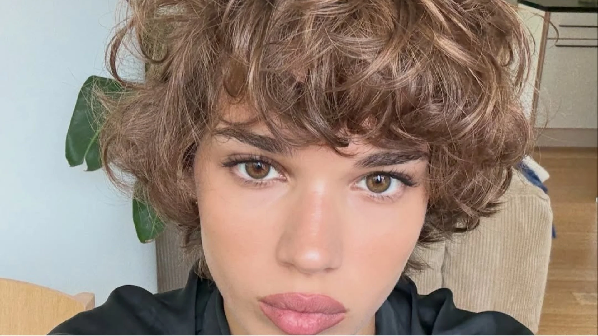 3 короткі стрижки для кучерявого волосся, які будуть актуальні влітку 2026 року