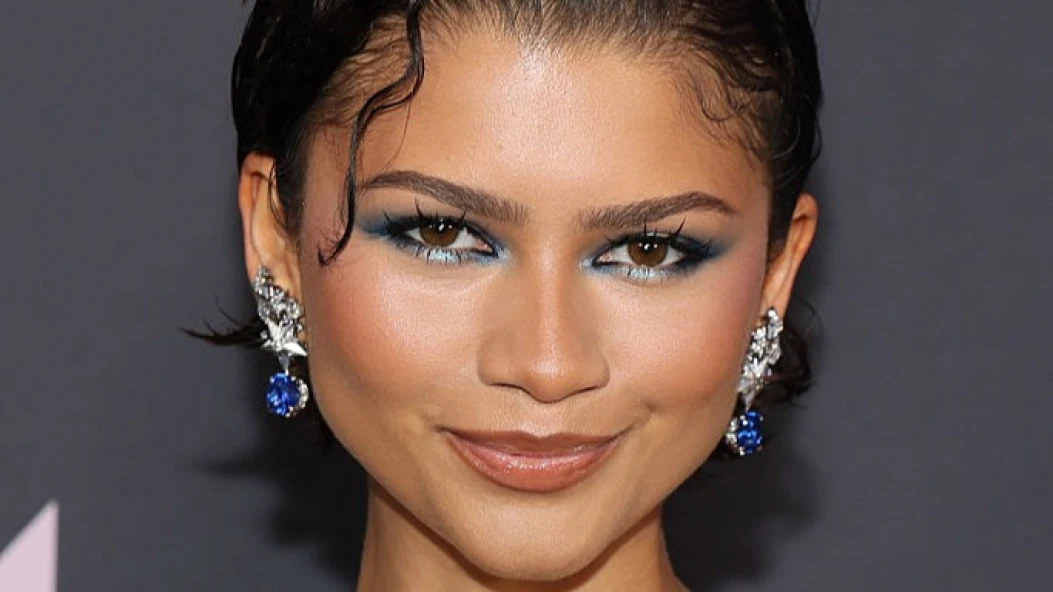 65 тисяч пір’їн і кобальтовий макіяж: Зендая ефектно завершила прес-тур «Любить не любить»