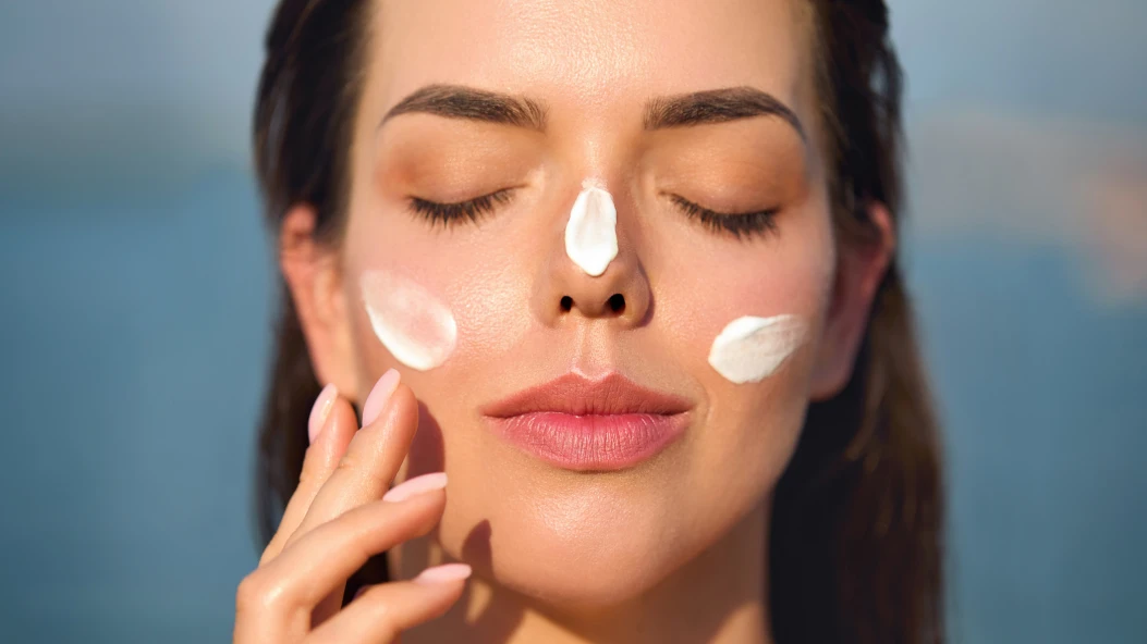 Як правильно наносити SPF, щоб він реально працював: 5 правил, які всі ігнорують