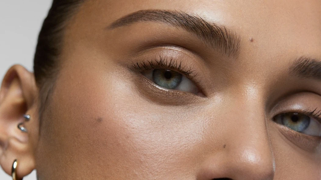 Як правильно наносити автозасмагу для обличчя без плям і рижини: поради візажистки