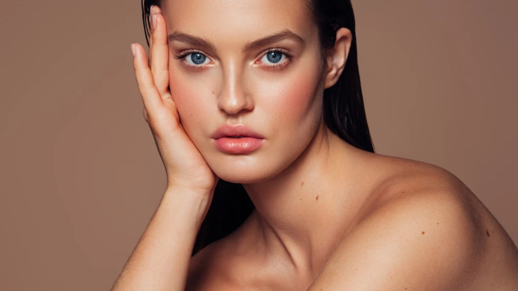 Як правильно наносити автозасмагу для обличчя без плям і рижини: поради візажистки