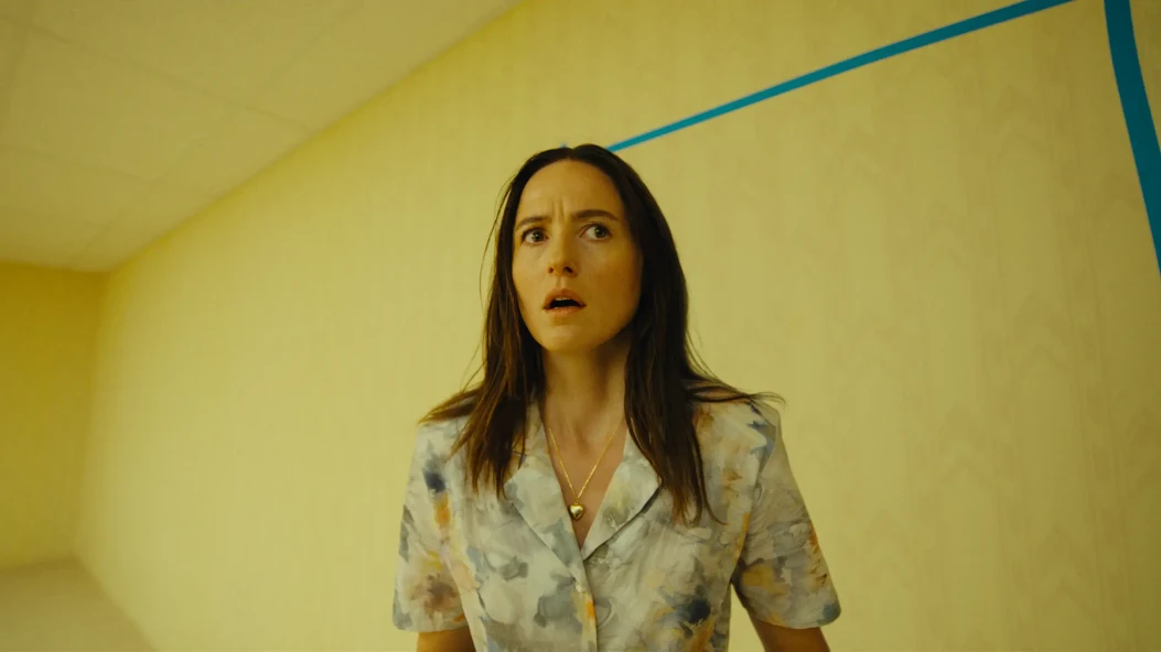 Фільм жахів студії A24 «Backrooms: Залаштунки» став лідером в українському прокаті