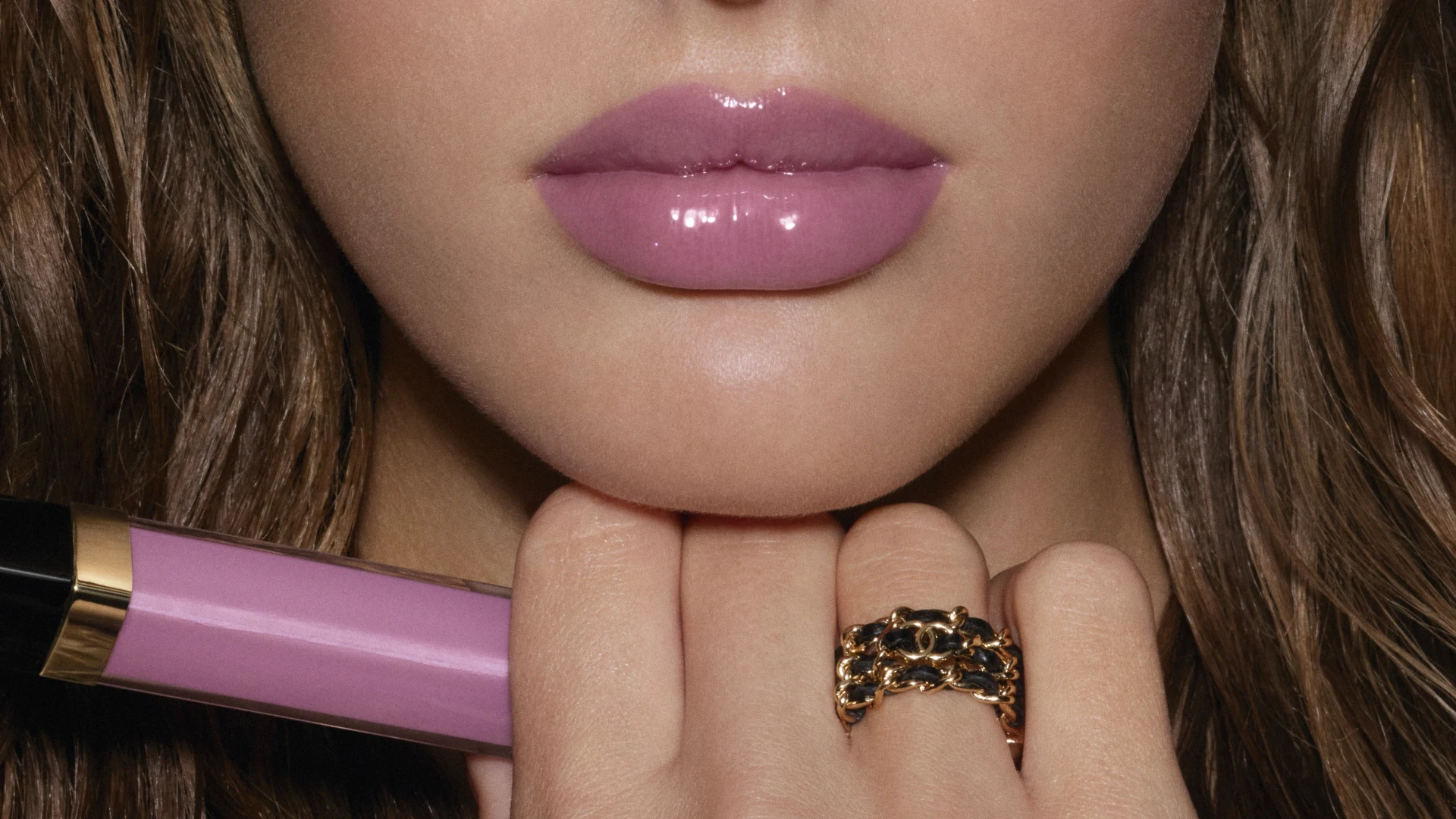 CHANEL представив Rouge Coco Hydra Gloss — новий блиск для губ із дзеркальним сяйвом і доглядовою формулою