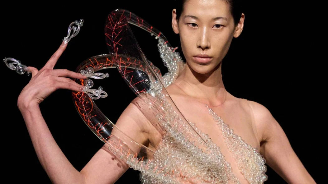 Iris van Herpen створила колекцію Haute Couture осінь-зима — 2026/27, яку неможливо повністю контролювати