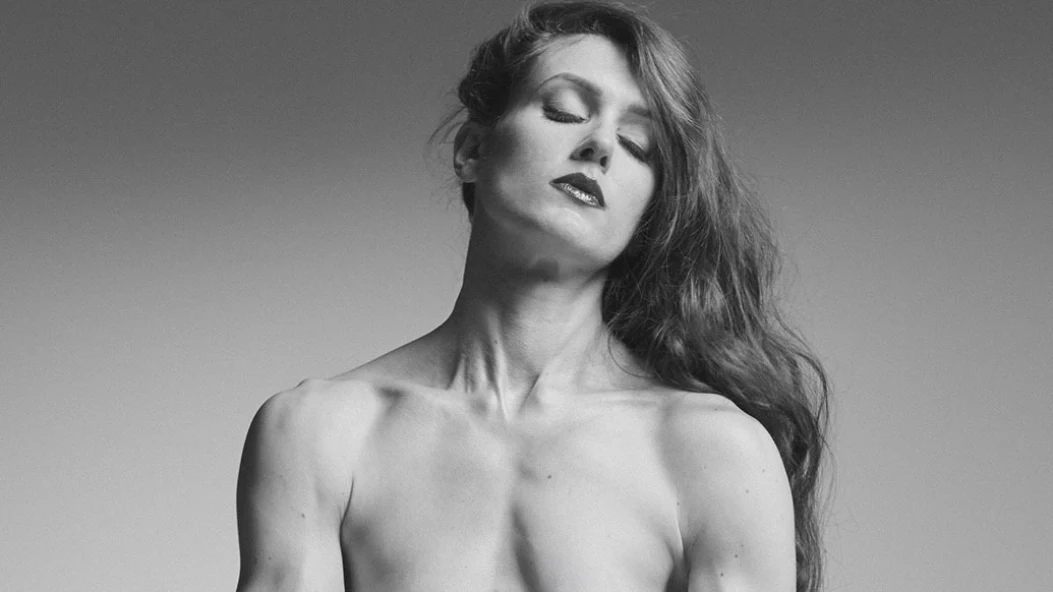 Mugler представив кампейн першої колекції сумок Мігеля Кастро Фрейтаса з оголеною жінкою-бодібілдеркою у головній ролі 