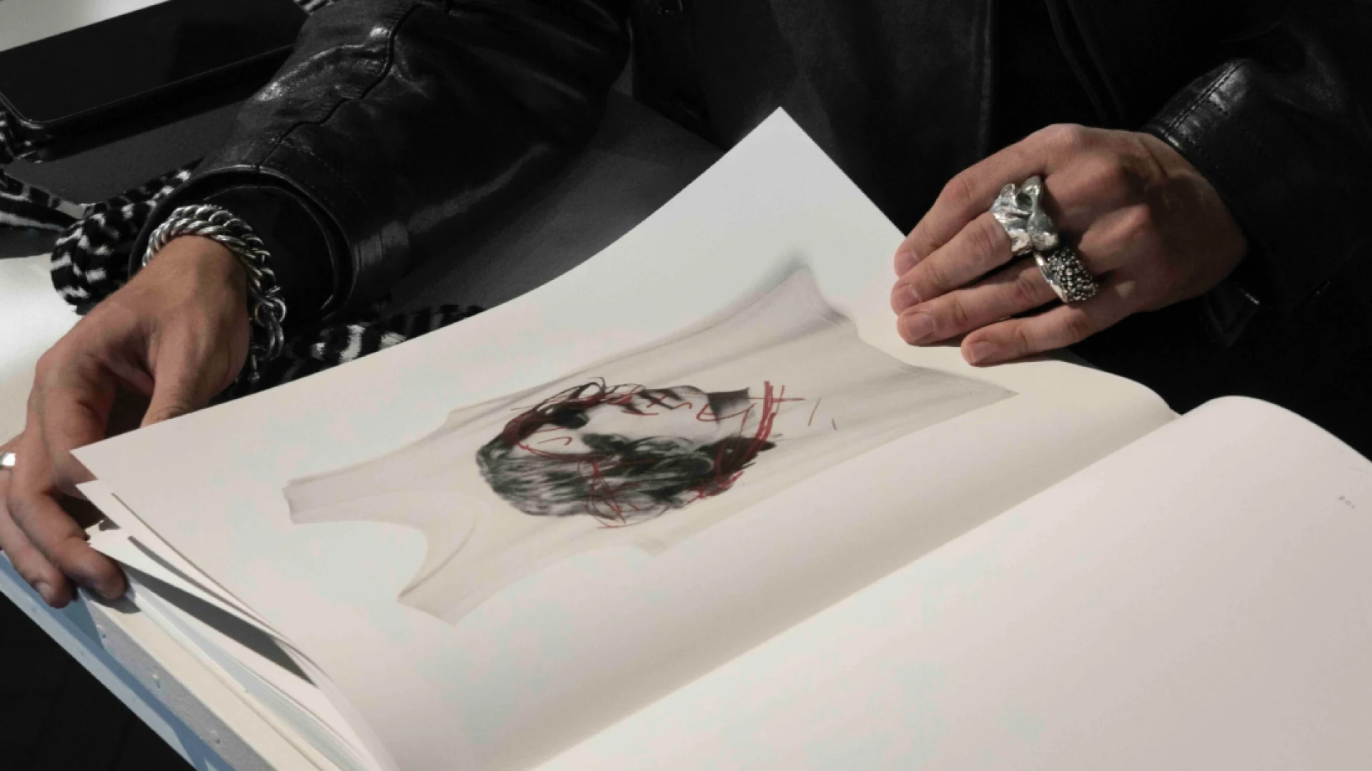 Історія моди у запрошеннях: Анн Демельмейстер випустила книгу «Print»