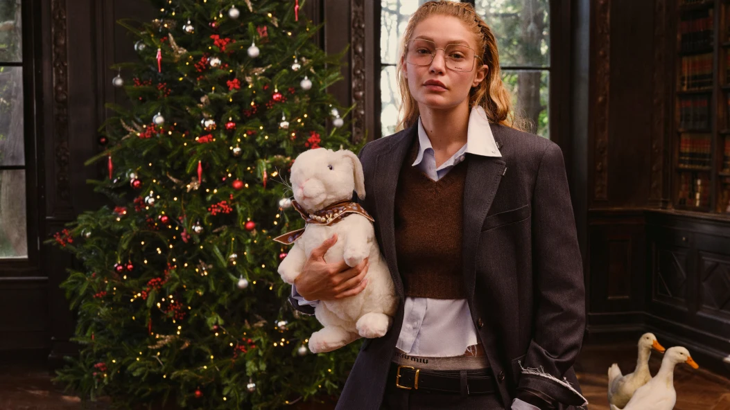 Пінгвіни Chanel, казка Prada та різдвяна вечірка Miu Miu: перші святкові кампанії 2026 року
