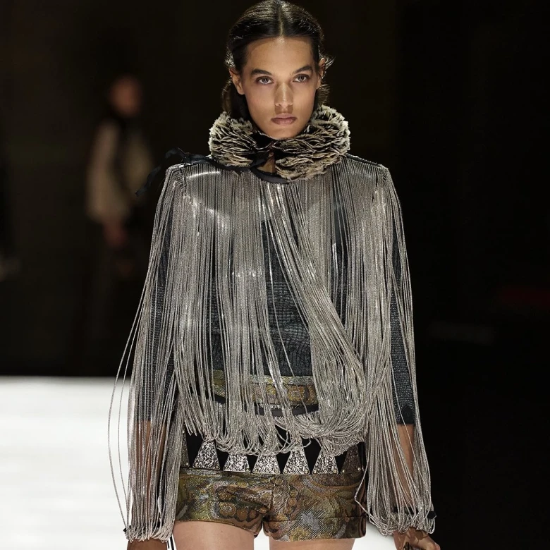 Louis Vuitton Cruise 2026: середньовічні силуети та фемінні форми