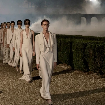 Dior Cruise 2026: коли haute couture зустрічається із ready-to-wear одягом 