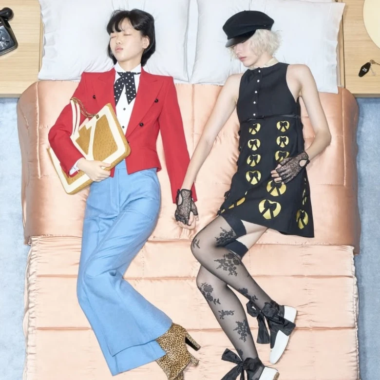 На ліжку з Valentino: роздивляємося новий лукбук Resort 2026 від Алессандро Мікеле