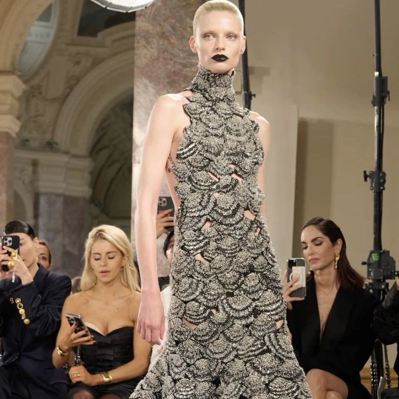 Schiaparelli haute couture осінь-зима — 2025/26: там, де бʼється серце модного дому 
