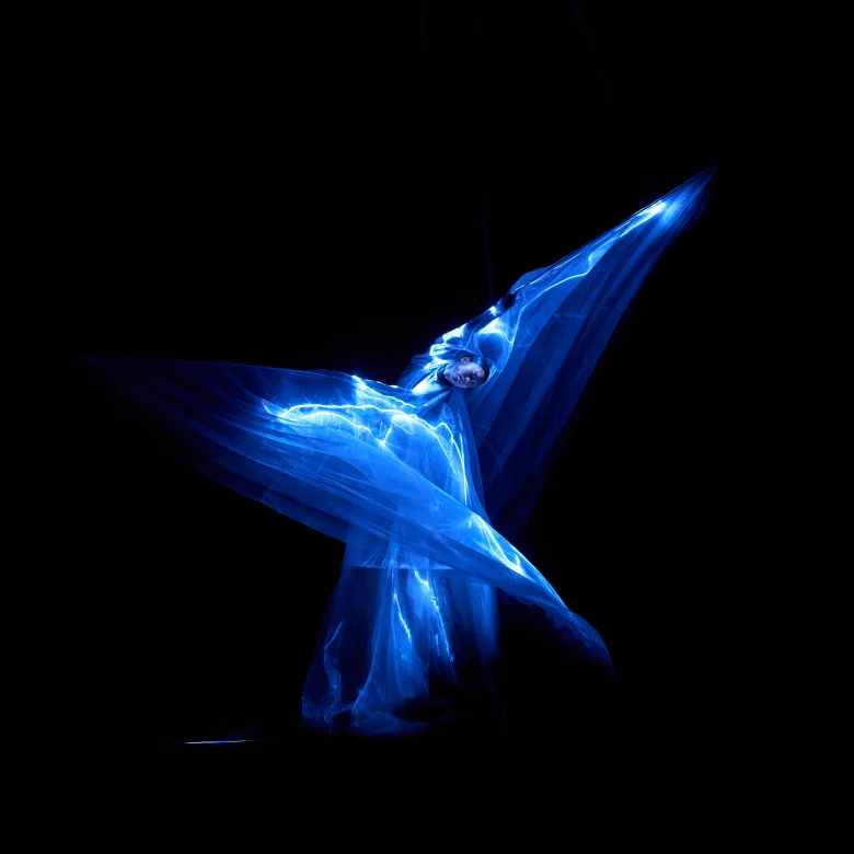 Iris Van Herpen haute couture осінь-зима — 2025/26: новітні технології та сукні з біолюмінесцентних водоростей і протеїну