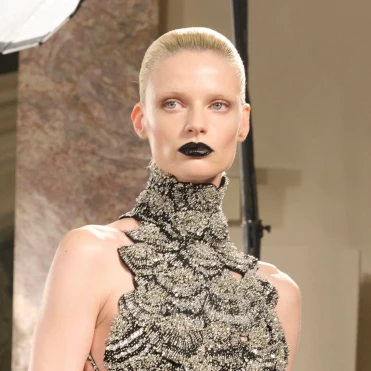 Трендовий мейкап губ, помічений на показі Schiaparelli FW 2026