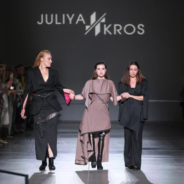 JULIYA KROS продемонстрував лінійки жіночого і чоловічого одягу та одягу з функцією під час благодійного показу-перформансу 