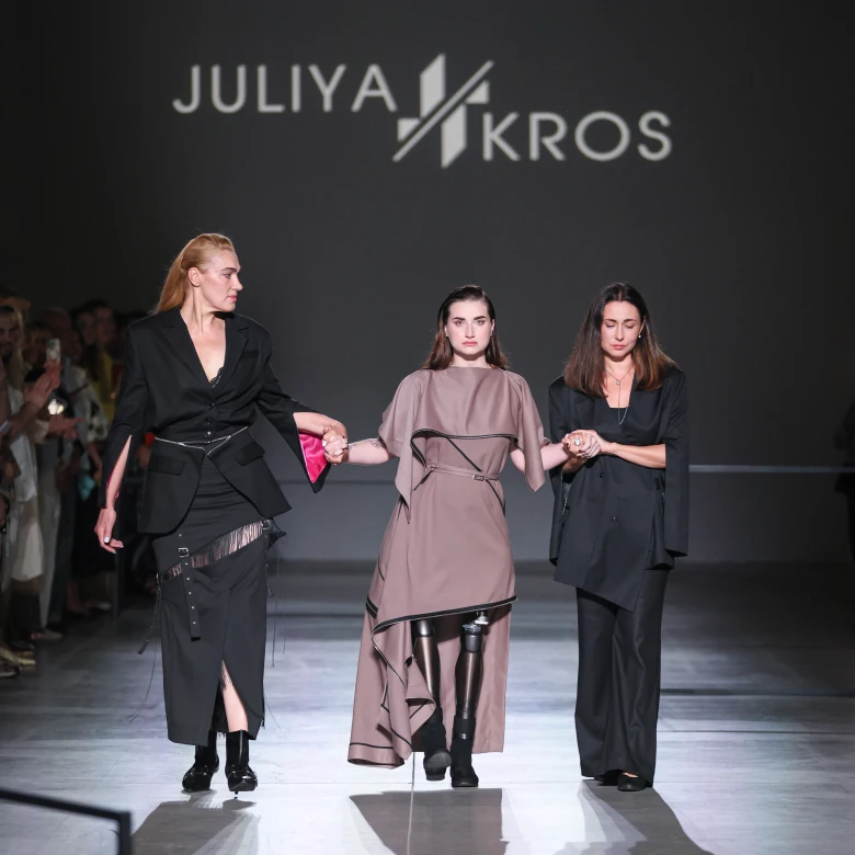 JULIYA KROS продемонстрував лінійки жіночого і чоловічого одягу та одягу з функцією під час благодійного показу-перформансу 