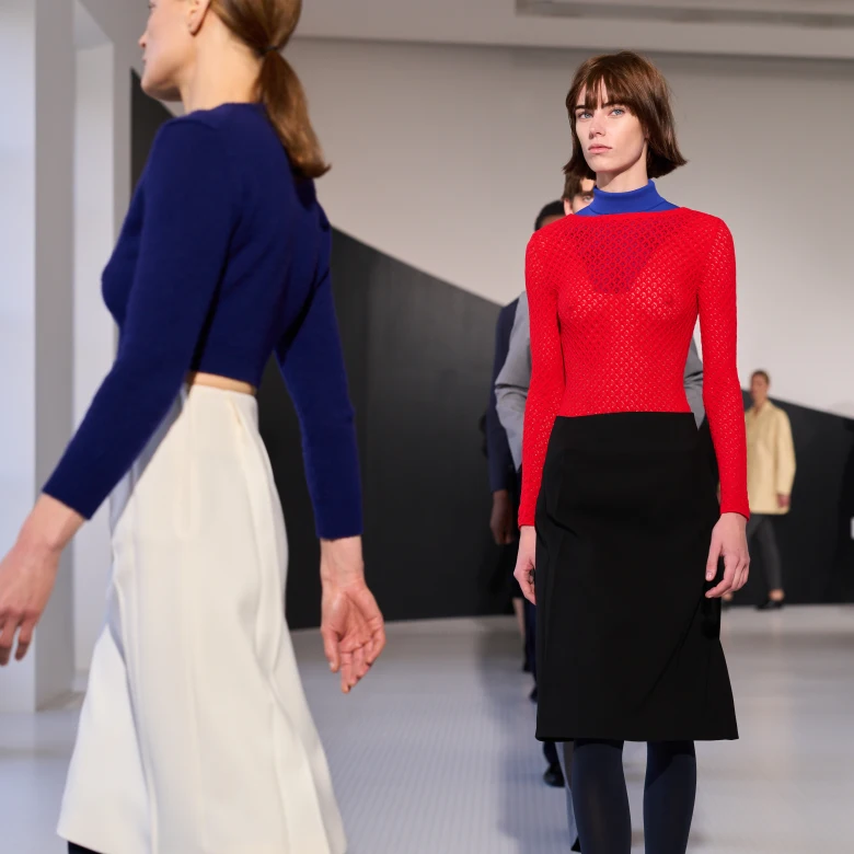 Jil Sander весна-літо — 2026: дуальність мінімалізму в дебютній колекції Симоне Беллотті 
